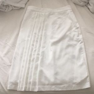 White high waist skirt. With pleated detail